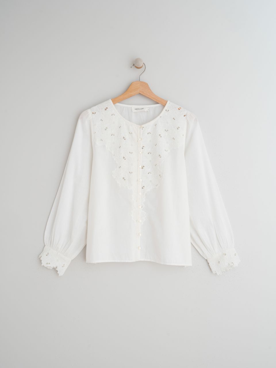 Camicia con ritaglio ricamato