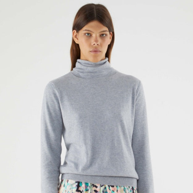 Maglia a maglia fine con collo alto grigio