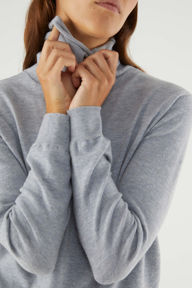 Maglia a maglia fine con collo alto grigio
