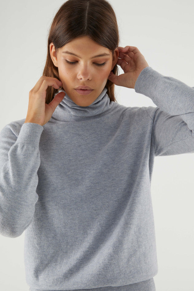Maglia a maglia fine con collo alto grigio