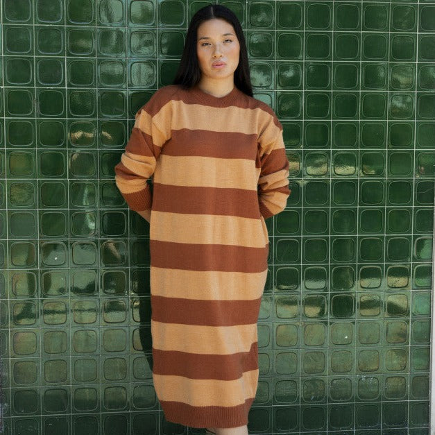 Vestito midi a maglia con stampa a righe marrone
