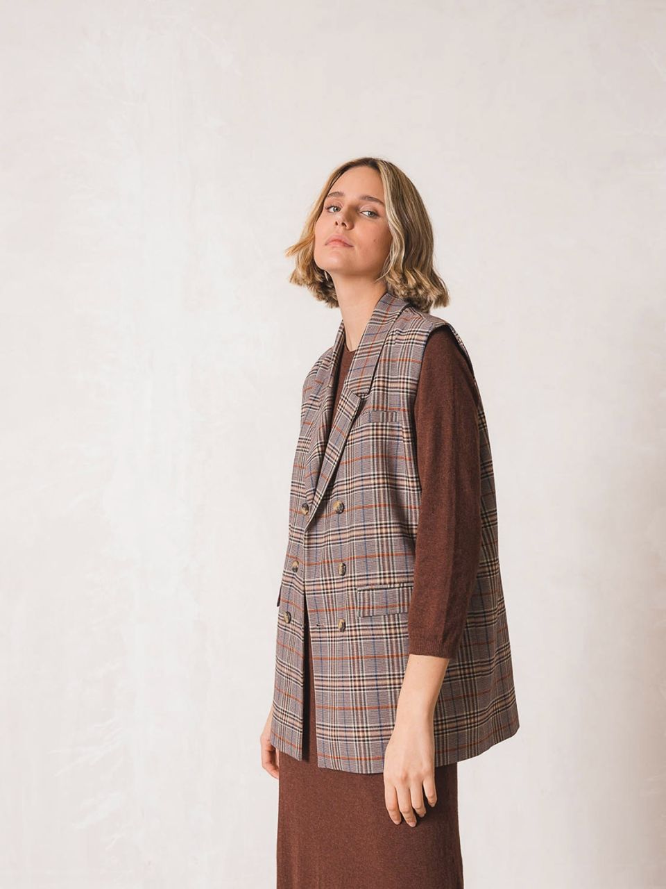 Gilet over tartan bordeaux