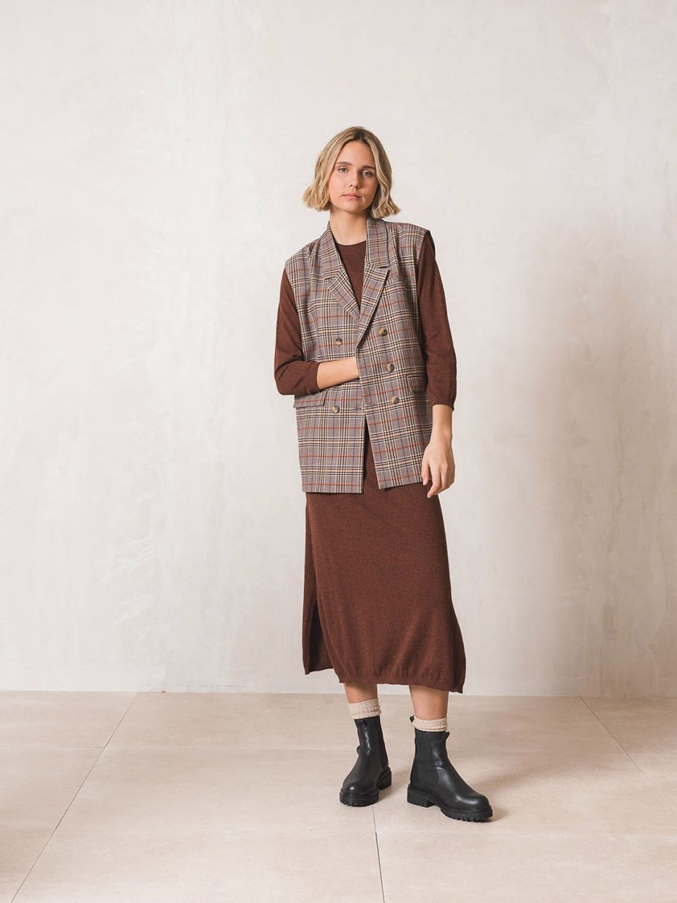 Gilet over tartan bordeaux