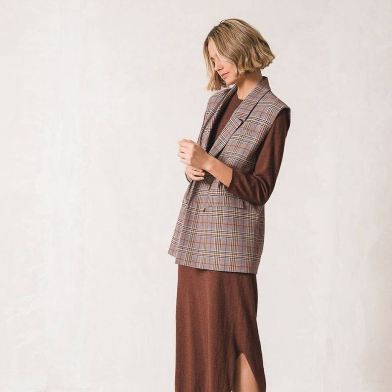 Gilet over tartan bordeaux