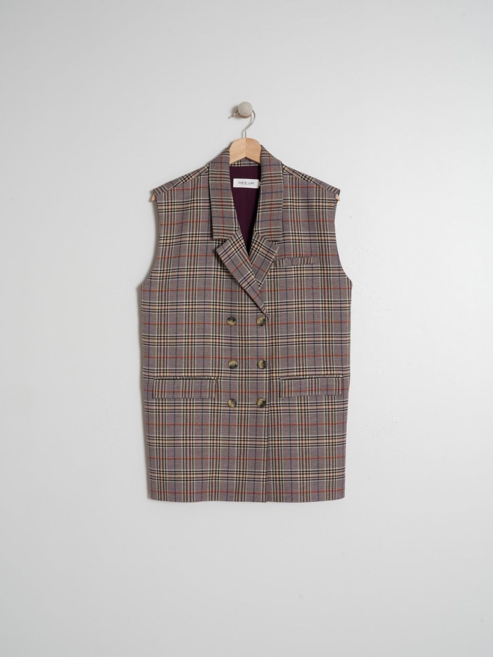 Gilet over tartan bordeaux