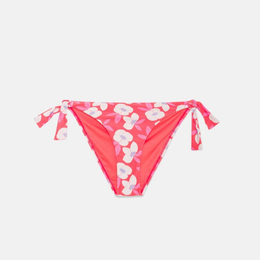 Slip classico di un bikini con laccetto e fantasia floreale rosso